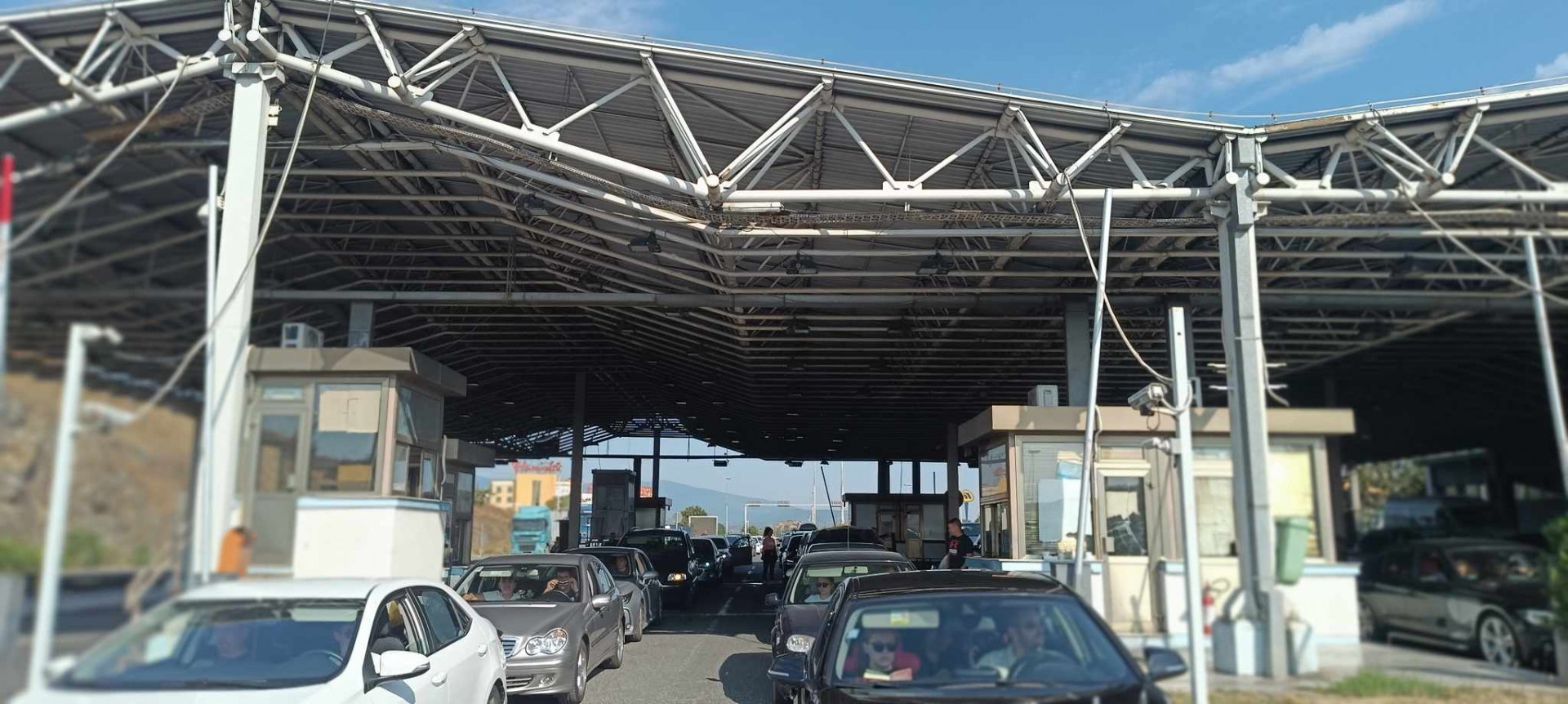 Евзони повторно затворен