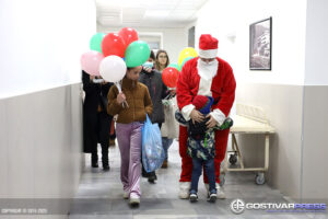 Дедо Мраз предновогодишно им подари пакетчиња на дечињата пациенти на педијатрија во Гостивар