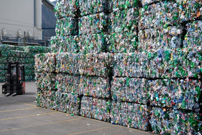 ЕУ крати од рециклираното во пластичните шишиња