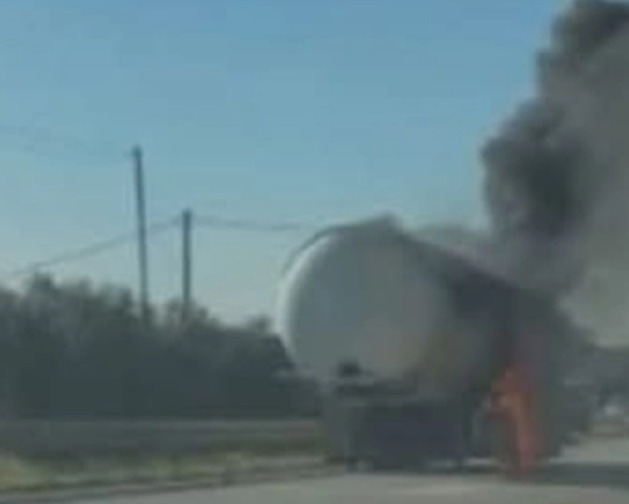 На цистерна со гас, со македонски регистарски таблички, избувнал пожар на патот Елбасан – Пеќин