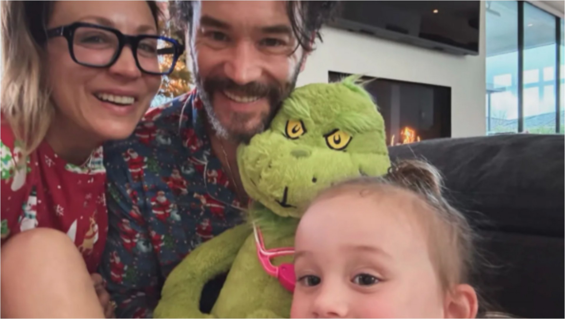 Се плаши од Дедо Мраз: Ќерката (2) на познатата актерка не сака подароци од него, таа бара од ова чудовиште да ѝ ги донесе