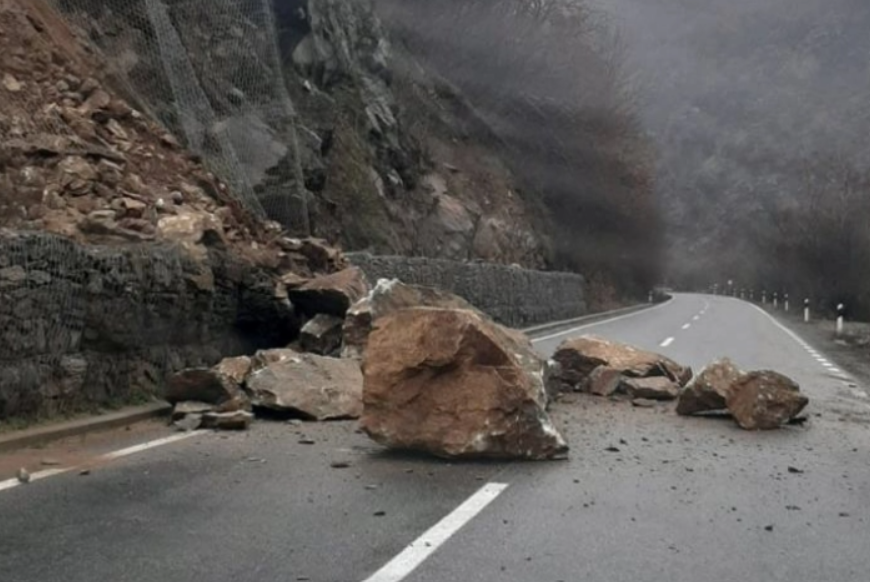 Одрон на патот Охрид – Св. Наум, сообраќајот се одвива по една лента