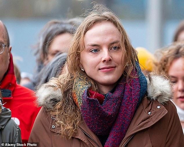 „Се обидов да се заштитам, а ме претворија во отпадник“: Медицинска сестра суспендирана откако се спротивстави на транс колега да ја користи женската соблекувална