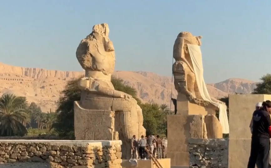 (ВИДЕО) Египетските власти открија две реставрирани статуи на фараонот Аменхотеп III во Луксор