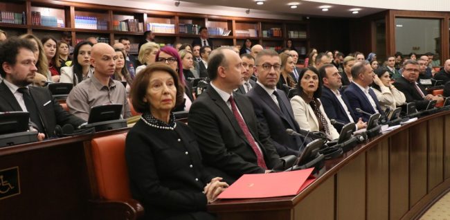 ПРАТЕНИЧКАТА ИВАНКА ВАСИЛЕВСКА ОД ВМРО-ДПМНЕ ГО ОБВИНИ АПАСИЕВ ДЕКА КОПА ПО РАНИТЕ НА РОДИТЕЛИТЕ НА ЗАГИНАТИТЕ ДЕЦА ОД КОЧАНИ, ТИЕ Ѝ ГО СВРТЕА ГРБОТ