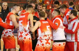 Кожув му го зема скалпот на Пелистер