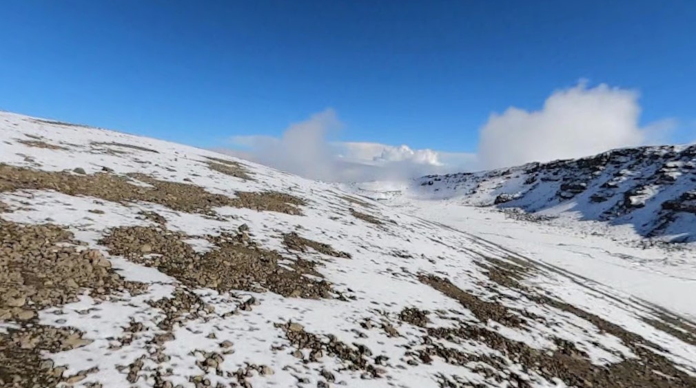 Се урна хеликоптер на Килиманџаро, загинаа пет лица, меѓу нив двајца Чеси