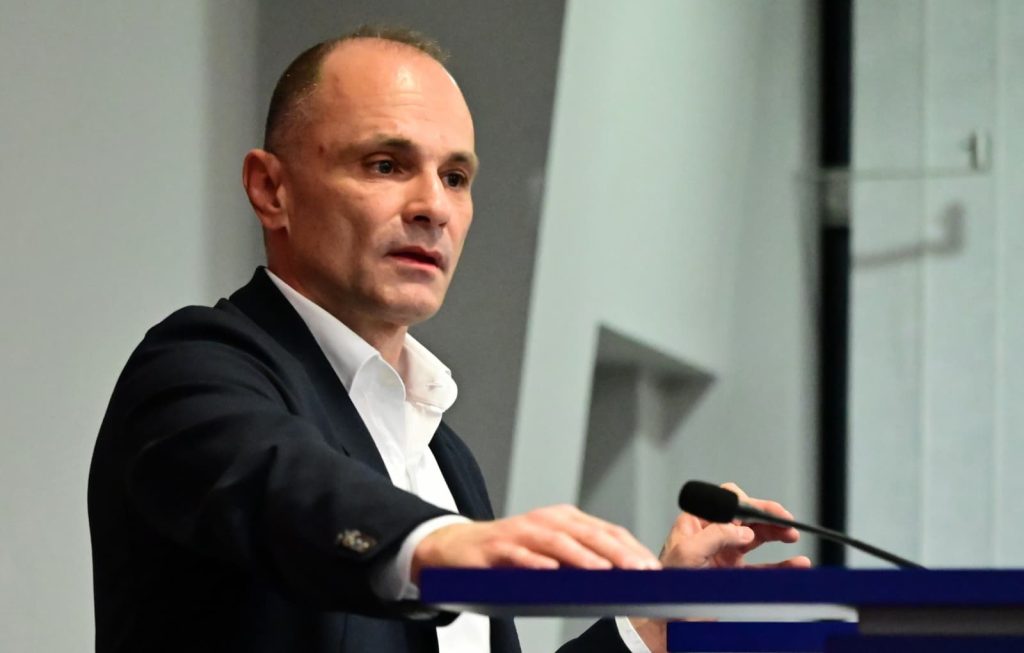 Филипче со куфер сликан на аеродром, СДСМ обвинува за следење: „Се враќаме во периодот пред 2016 година“