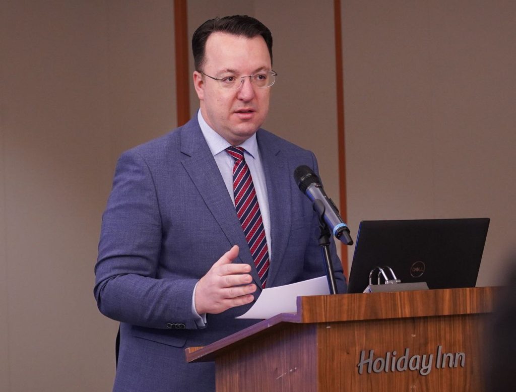 Владата ќе донира 100 нови комби-возила за „Македонска пошта“