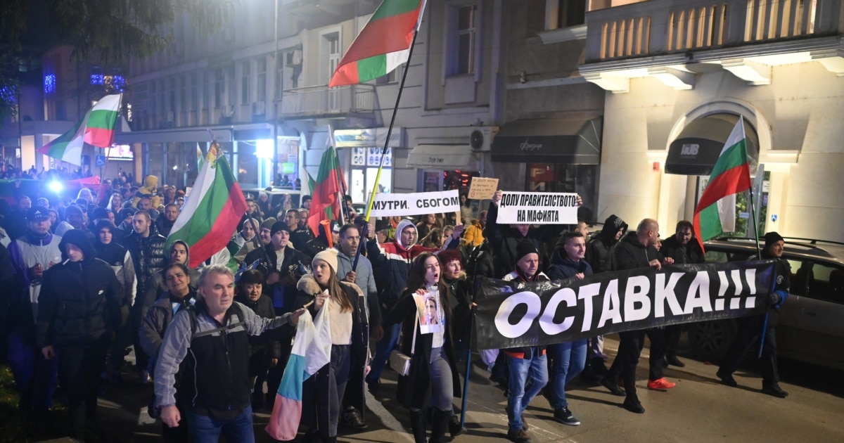 Бугарската Влада падна по масовните протести против зголемување на даноците и корупцијата