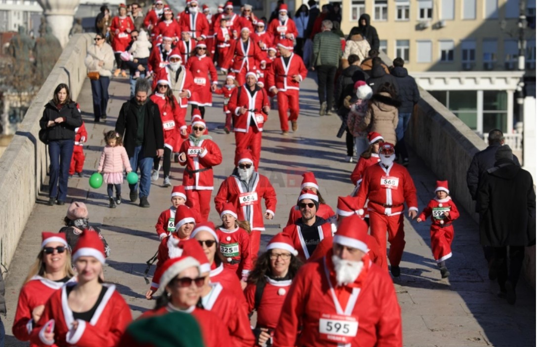 ТРАДИЦИОНАЛНИ НОВОГОДИШНИ ДЕДОМРАЗОВСКИ ТРКИ: рекорден број учесници во Скопје