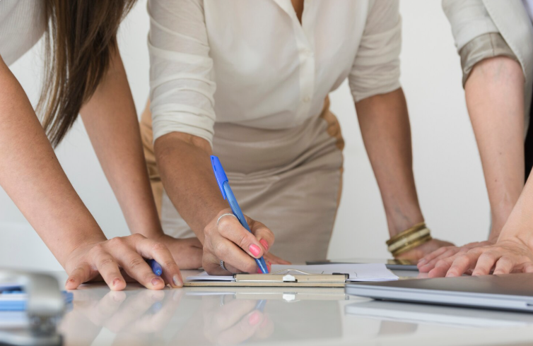 Жена доби отказ затоа што порано доаѓала на работа?