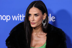 Сите сакаме да изгледаме како Деми Мур додека го чисти снегот пред куќата