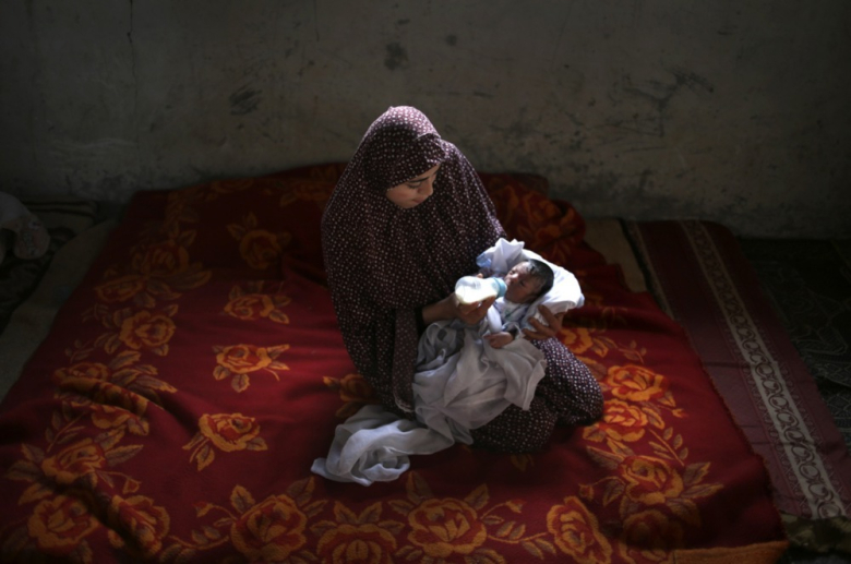 Хамас криел храна за бебиња за да страдаат деца пред камери