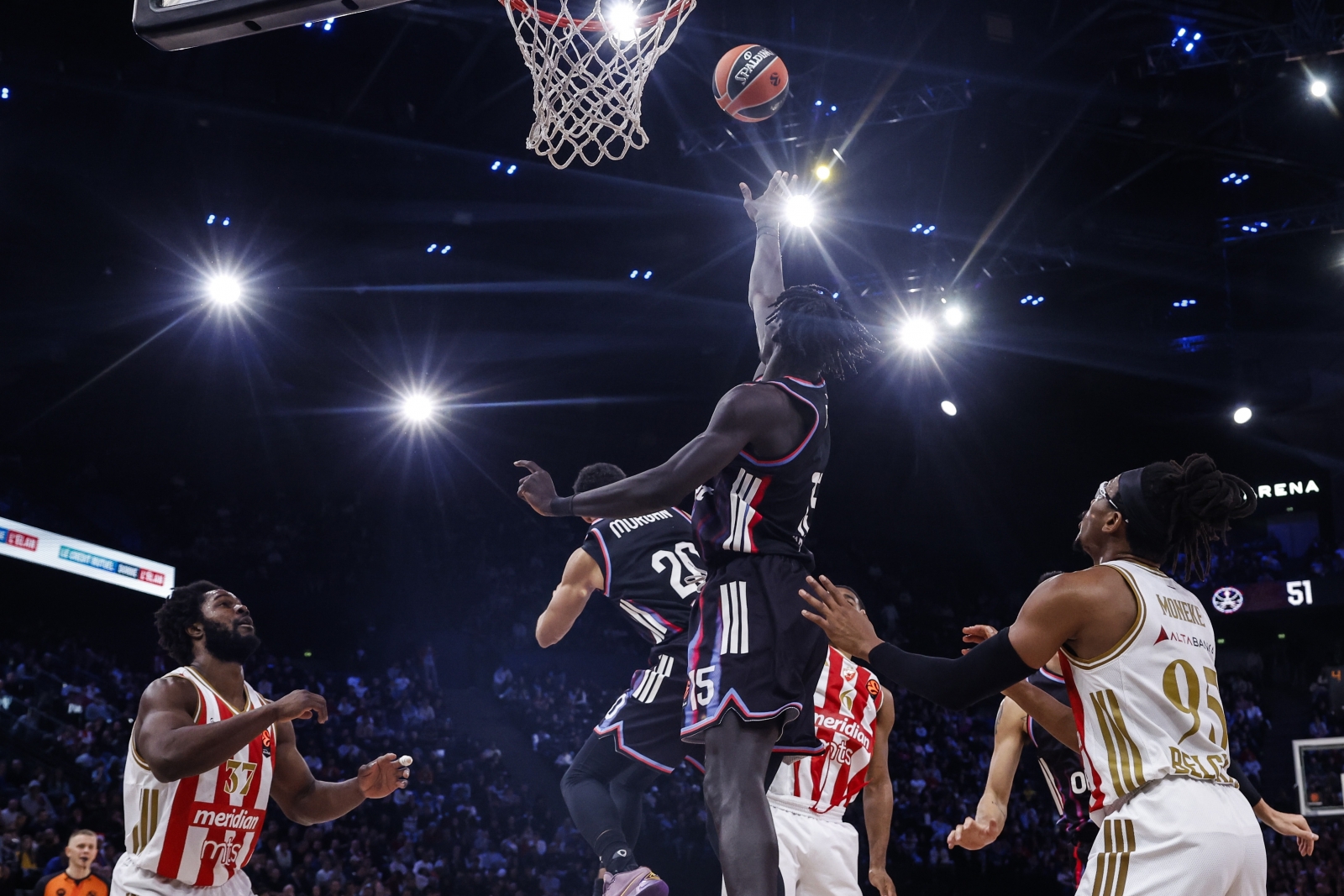 Револверашка пресметка во Берси – 31 тројка и победа на Париз