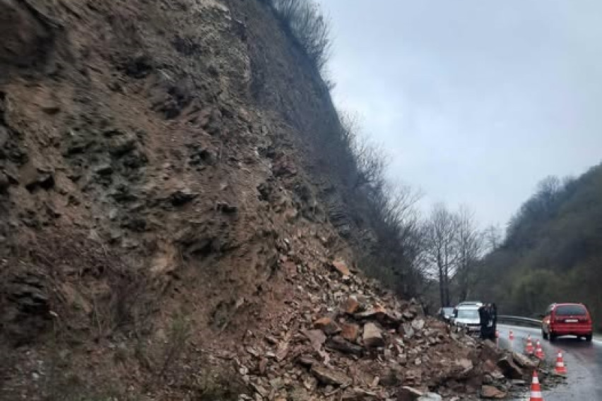 Одрон на патот Охрид – Св. Наум: Сообраќајот се одвива по една коловозна лента