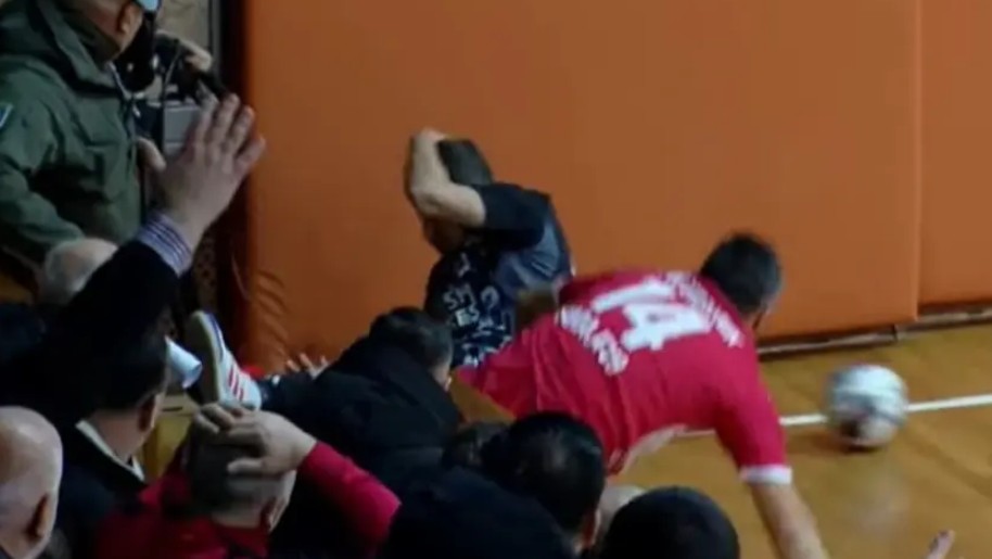 Страшна сцена во БиХ: Велкоски удри директно со глава во ѕид! (ВИДЕО)