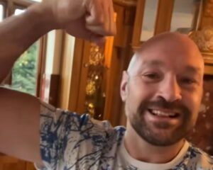 Фјури се враќа од пензија за меч со Џошуа, но под еден услов