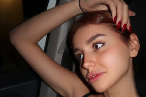 Тетоважа на половината – помладата ќерка на Чола позираше со гол стомак