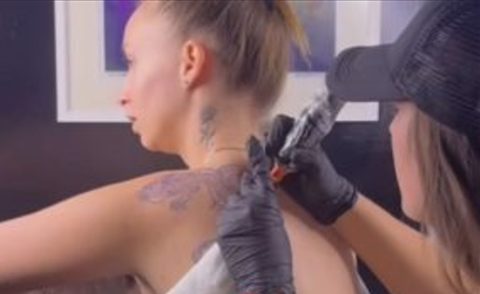 Македонската пејачка покажа како изгледа топлес тетоважа: Дијана Оу Џи позираше со голи гради додека и го цртаа змејот одзади (ФОТО 18+)