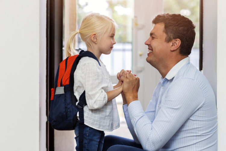 Колку пофалби им требаат на децата? Стручњаците велат – дури 100 до 460 дневно