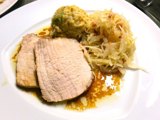 Тајната за совршенo свинско печење со салата од зелка и домашни кнедли