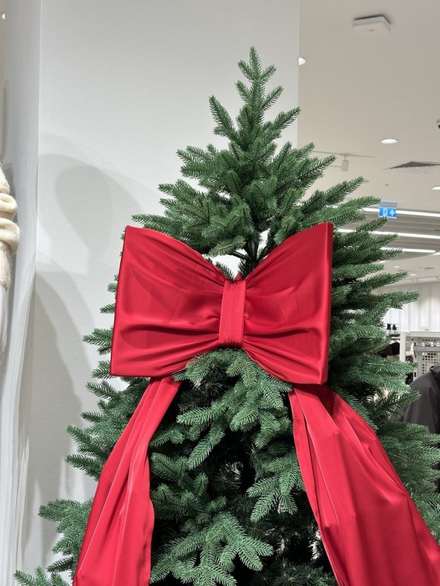 Трансформирајте ја вашата елка: Направете совршена џиновска машна за 10 минути (ВИДЕО)