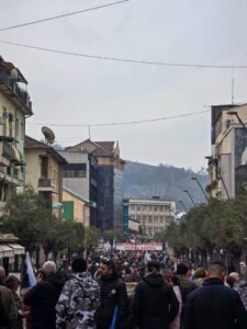 ВИДЕО: „Или ние или тие“ – студенти од сите делови на Србија се собраа на протести во Нови Пазар