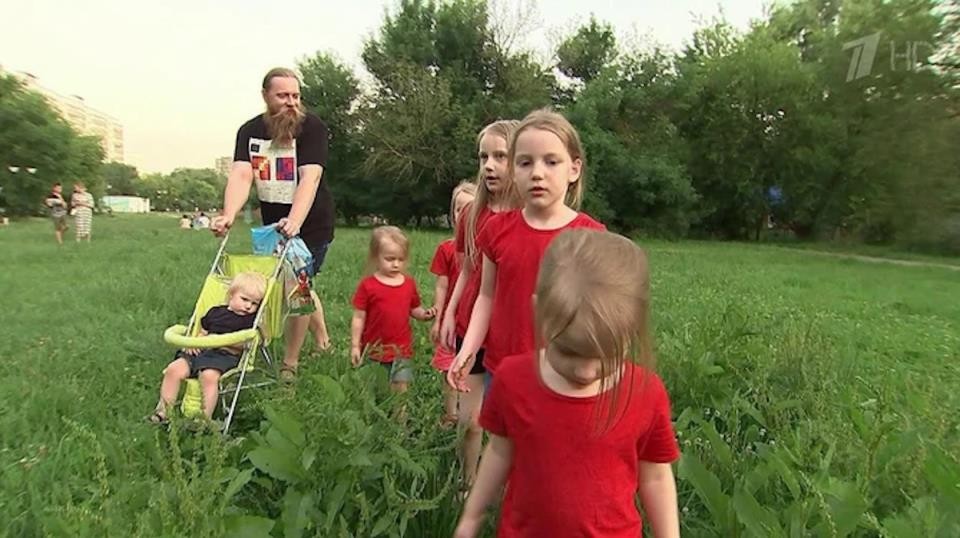 Жена со едно дете е несреќна, без деца е оштетена: Татко на 9 деца „одредува“ колку деца треба да родат жените