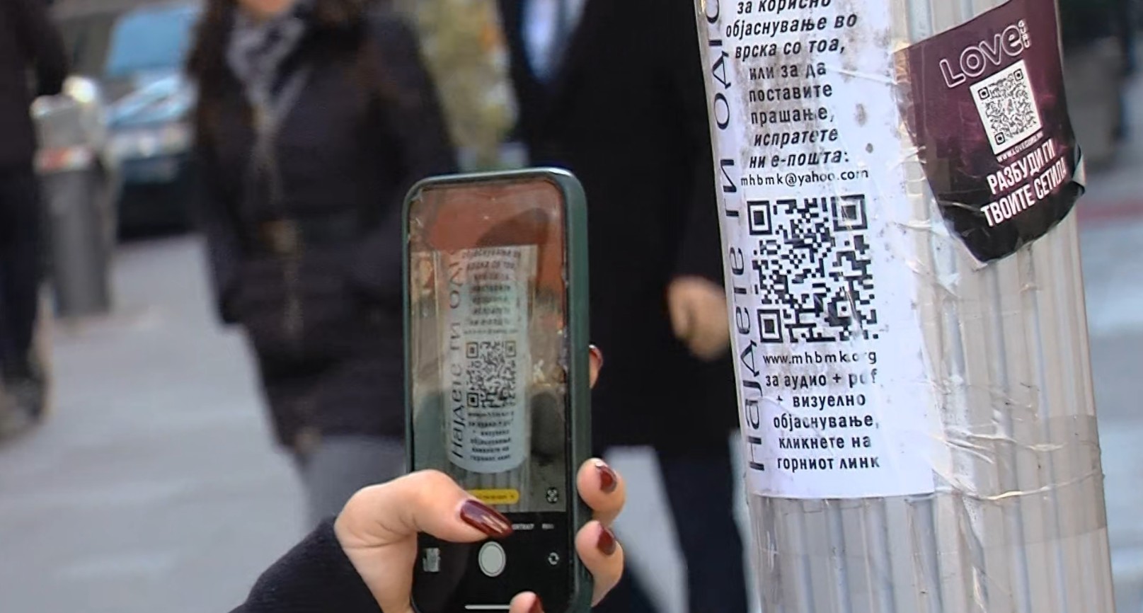 Тивкиот повик за припадност: Како плакати и QR-кодови стануваат „јадица“ за радикализација