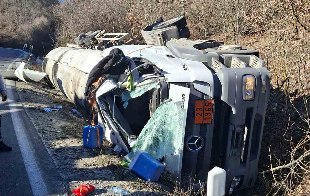 (ФОТО) Цистерна се преврте на патот Струга – ГП „Ќафасан“, сообраќајот е во целосен прекин