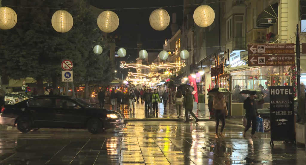 (ВИДЕО) Како изгледаат и колку потрошија за украсување – репортажа од Битола, Прилеп, Тетово, Гостивар, Кавадарци и Неготино