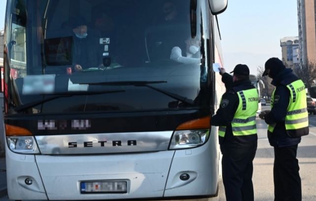МВР со пријава против транспортери од Тетово, сакале да превезуваат ученици со измама
