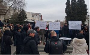 Протест во Куманово: Работници од Ирак и Авганистан незадоволни од известувањата на УЈП