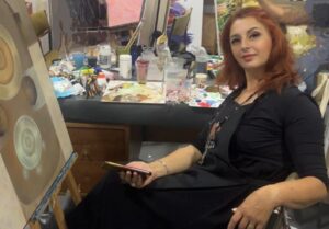 Професорката и ликовна уметница Елизабета Наумческа од Гостивар со своја изложба во Кичево