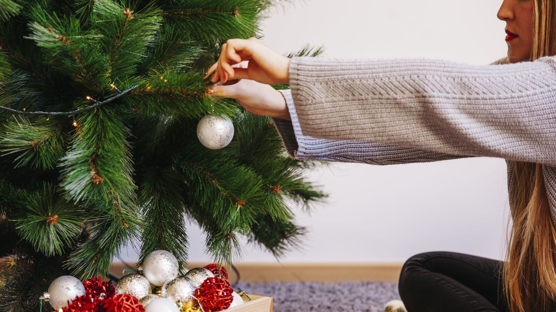 Како вашата вештачка елка да изгледа раскошно со трик од 50 денари: Не купувајте украси, ви треба само ова!  ВИДЕО