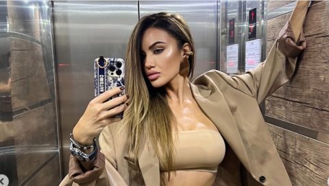 На неа годините ништо не и можат:  Синди на 17 беше во спотот на Бајага, а еве како изгледаше тогаш (фото)