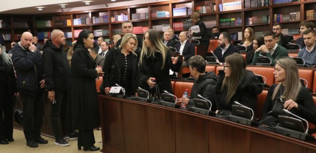 КАКО НЕ ВИ Е СРАМ ДА СЕ ПРЕПУКУВАТЕ ПРЕД РОДИТЕЛИТЕ, 9 МЕСЕЦИ ЧЕКААТ ПРАВДА, А ВИЕ БАРАТЕ ПАУЗА, РЕЧЕ ИВАНОВСКИ ОД „СУПОРТ КОЧАНИ“ ВО СОБРАНИЕТО