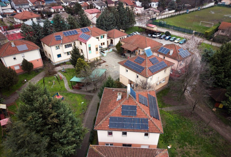 Фотоволтаични централи и за четири куќи од СОС Детско село – до 2027 година ОКТА ќе обезбеди производство и складирање на енергија од обновливи извори за целиот комплекс