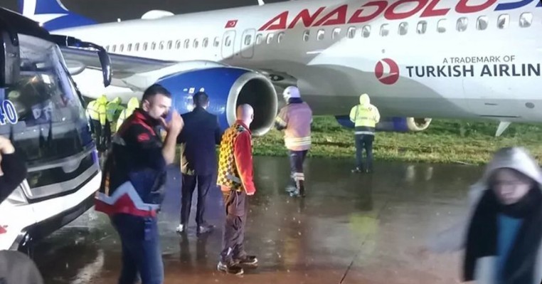 АВИОН ИЗЛЕТА ОД ПИСТАТА ВО ИСТАНБУЛ - патниците се безбедни, но пистата останува затворена (ВИДЕО)