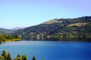 Мал авион падна во Мавровското Езеро, еден повреден