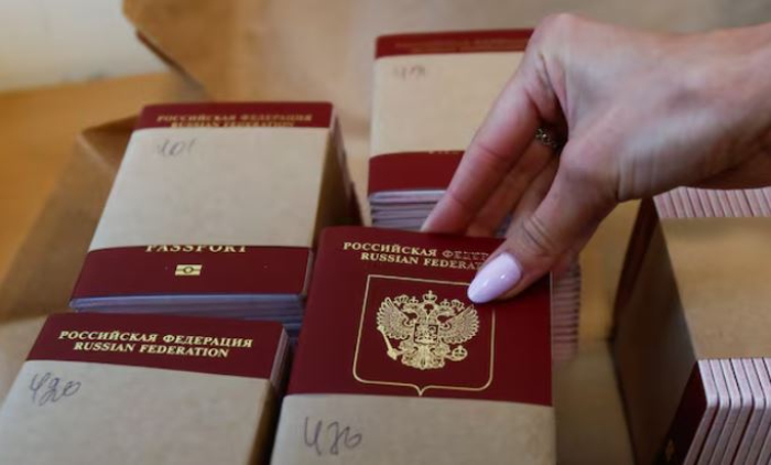 Во Русија разбиена мрежа на печатници кои фалсификувале пасоши и други документи