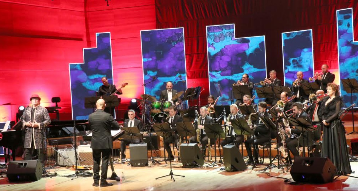 РАМБО АМАДЕУС ЗАСВИРЕ НА ТУБА НА ХИТОТ „СКОПЈЕ“ НА ФАНТАСТИЧНИОТ КОНЦЕРТ НА ЏЕЗЕРИТЕ СО ВЛАТКО СТЕФАНОВСКИ И ДАРКО РУНДЕК