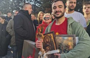 Борис Стефановски го фати крстот во црквата „Свети Никола“ во Куманово