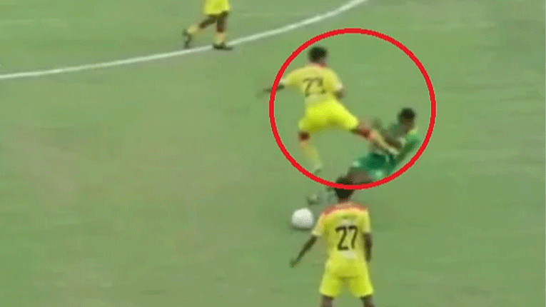 Фудбалер доби доживотна забрана поради крвнички старт врз противник (Видео)