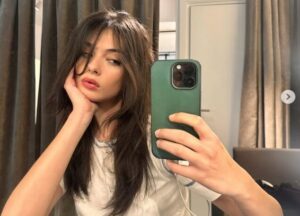 (Видео) Ќерката на Моника Белучи го привлече вниманието во Париз: „Вистинска убавина“