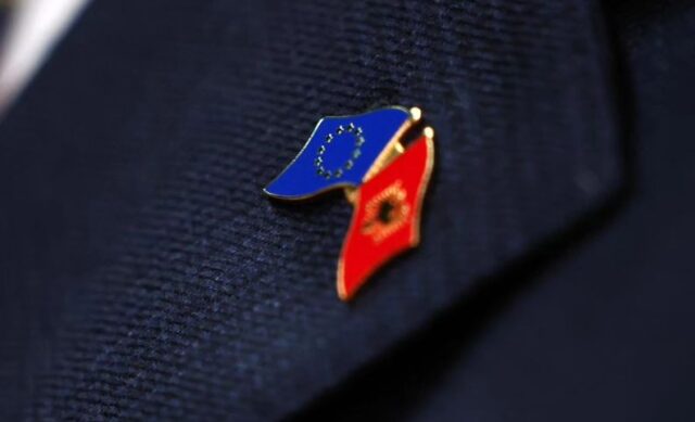 Албанскиот парламент ги одобри измените на Кривичниот законик, со кои се декриминализира клеветата на новинарите