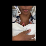 Првиот момент кога близнаците се „запознале“ надвор од матката ги разнежи сите