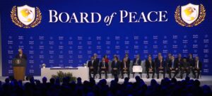 ВИДЕО: Трамп се пофали дека „работите се смируваат“, потпишани документите за  „Одборот за мир“