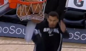 Нереална сцена: „Џинот“ Вембањама со нога ја допре мрежичката (ВИДЕО)